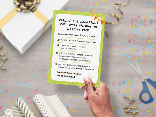 Mockup biglietto di auguri ironico verde e bianco cinico con verità sui compleanni che tutti pensano ma nessuno dice