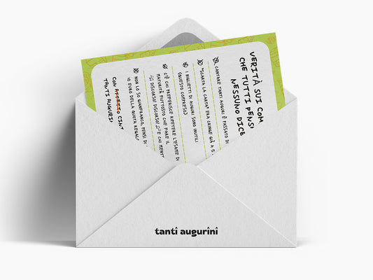 Mockup biglietto di auguri cinico con verità sui compleanni che tutti pensano ma nessuno dice che esce da busta da lettera bianca