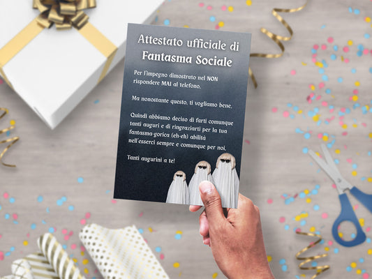 Grafica biglietto di auguri stile attestato di fantasma sociale per chi non risponde mai al telefono.