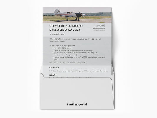 Mockup ironico di augurino del finto voucher per corso di pilotaggio aereo ad elica con busta che lo contiene