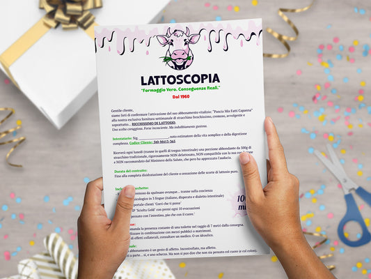 Mockup ironico di augurino del finto voucher per fornitura a vita di stracchino con lattosio per persone intolleranti al lattosio tenuto tra le mani