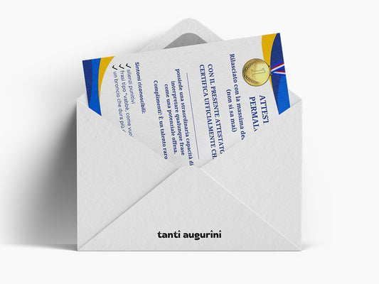 Mockup di augurino per biglietto ironico d'auguri simil attestato di permalosità per persone permalose all'interno della busta che lo contiene con scritto tanti augurini