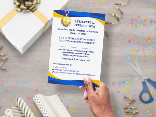 Mockup di augurino per biglietto ironico d'auguri simil attestato di permalosità per persone permalose tenuto in mano