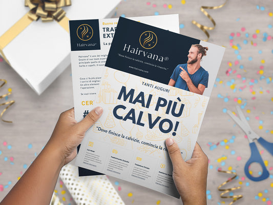 Mockup del finto voucher ironico di Augurino tenuto tra le mani per trapianto di capelli, con scritta ‘Mai più calvo’.