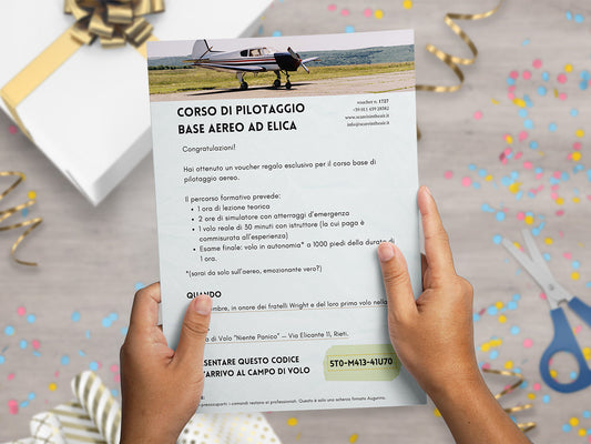 Mockup ironico di augurino del finto voucher per corso di pilotaggio aereo ad elica tenuto tra le mani
