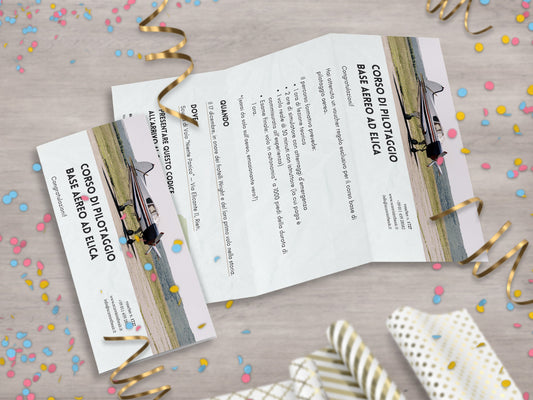 Mockup ironico di augurino del finto voucher per corso di pilotaggio aereo ad elica