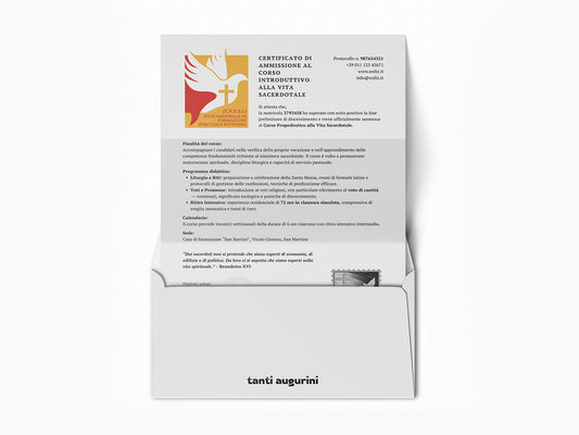 Mockup ironico di augurino del finto voucher per ammissione al percorso spirituale per diventare sacerdoti con busta per lettere che lo contiene