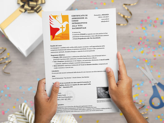 Mockup ironico di augurino del finto voucher per ammissione al percorso spirituale per diventare sacerdoti tenuto tra le mani