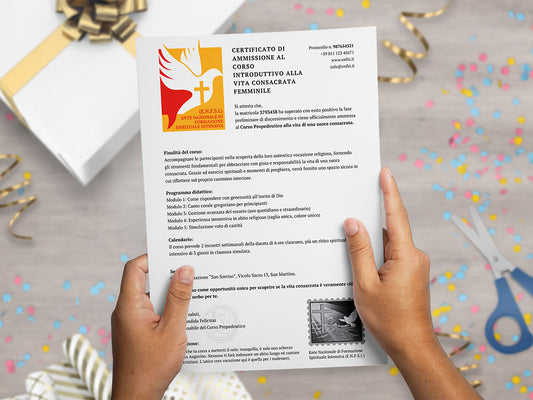 Mockup ironico di augurino del finto voucher per ammissione al percorso spirituale per diventare suora tenuto tra le mani