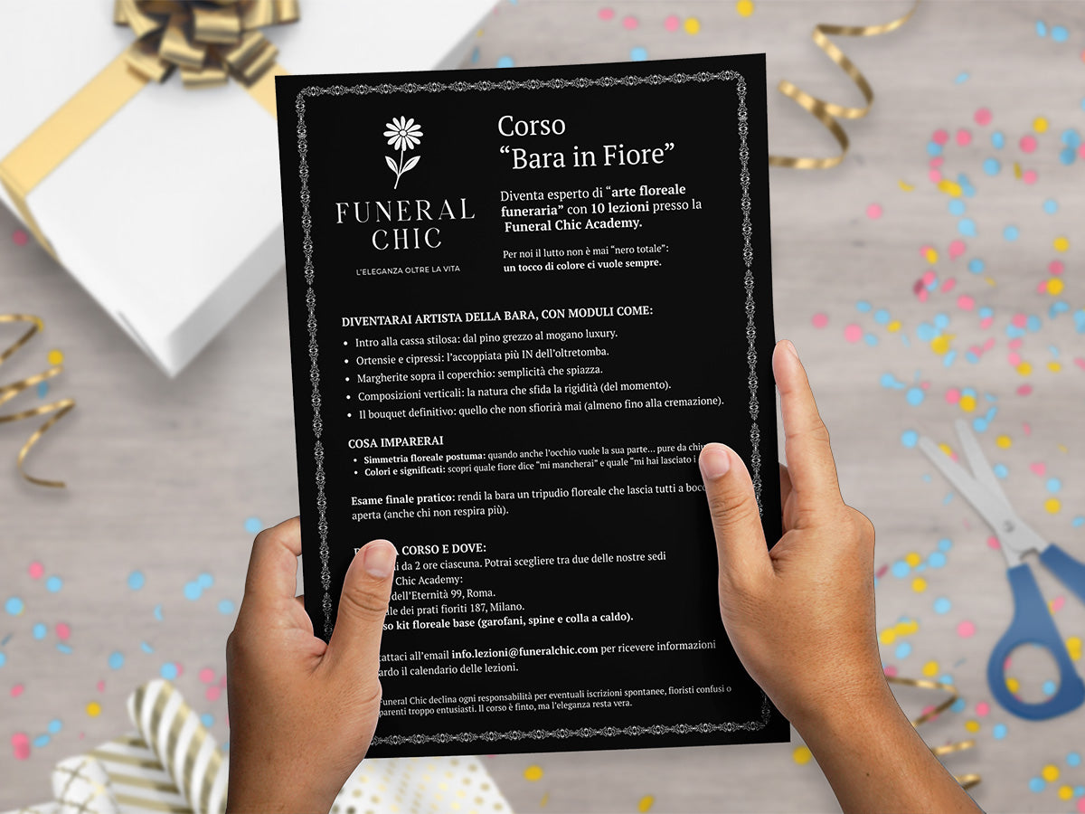 Mockup ironico di augurino del finto voucher per il corso per diventare esperti di arte floreale funeraria tenuto tra le mani