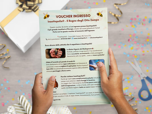Mockup ironico di augurino del finto voucher per una visita all'insettiario più grande d'europa per persone che hanno la fobia degli insetti tenuto tra le mani