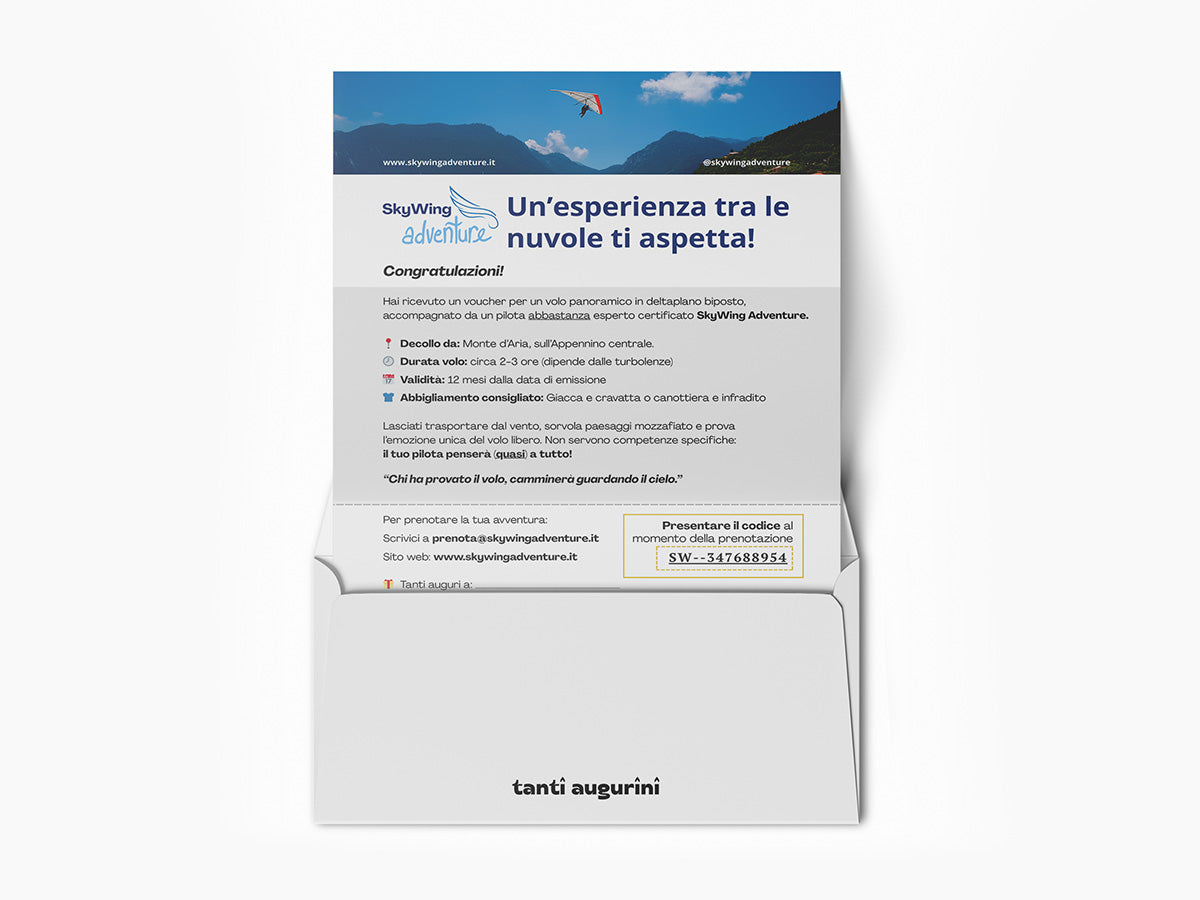 Mockup con lettera che contiene il finto voucher ironico di Augurino per volo in deltaplano, per persone che soffrono di vertigini.