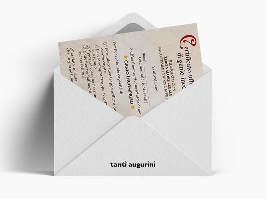 Biglietto di auguri con scritta ironica certificato di genio incompreso per amici troppo brillanti mockup con busta bianca