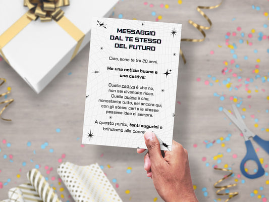 Biglietto di auguri stile messaggio da te del futuro con scritta e grafica ironica originale augurino