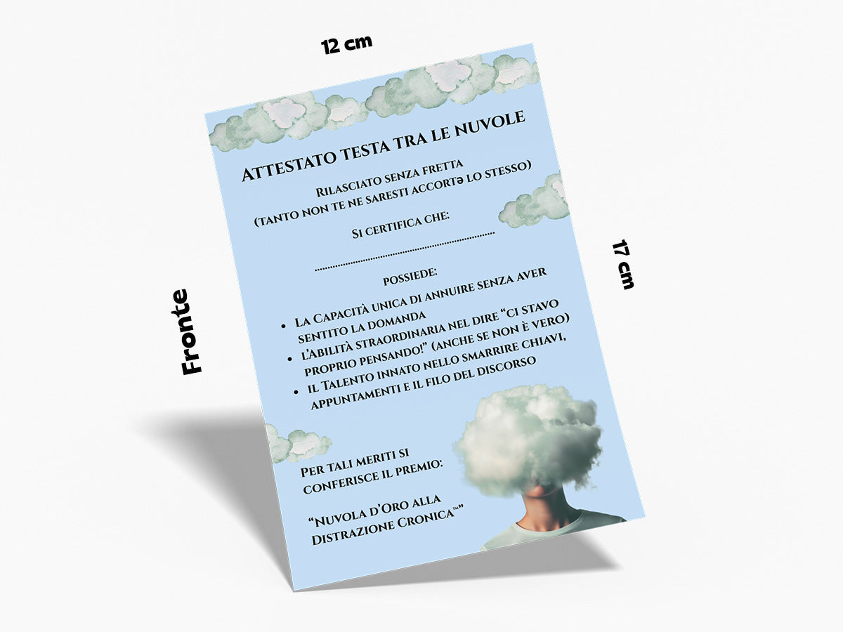 Biglietto di auguri ironico in stile attestato testa tra le nuvole con grafica originale augurino, fronte 12 x 17 cm