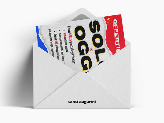 mockup busta bianca con scritto tanti augurini e un biglietto che si intravede da dentro.