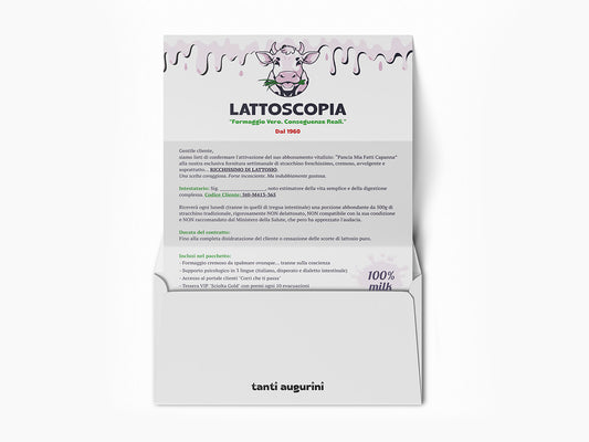 Mockup ironico di augurino del finto voucher per fornitura a vita di stracchino con lattosio per persone intolleranti al lattosio con busta per lettere che lo contiene