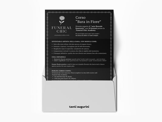 Mockup ironico di augurino del finto voucher per il corso per diventare esperti di arte floreale funeraria con busta che lo contiene